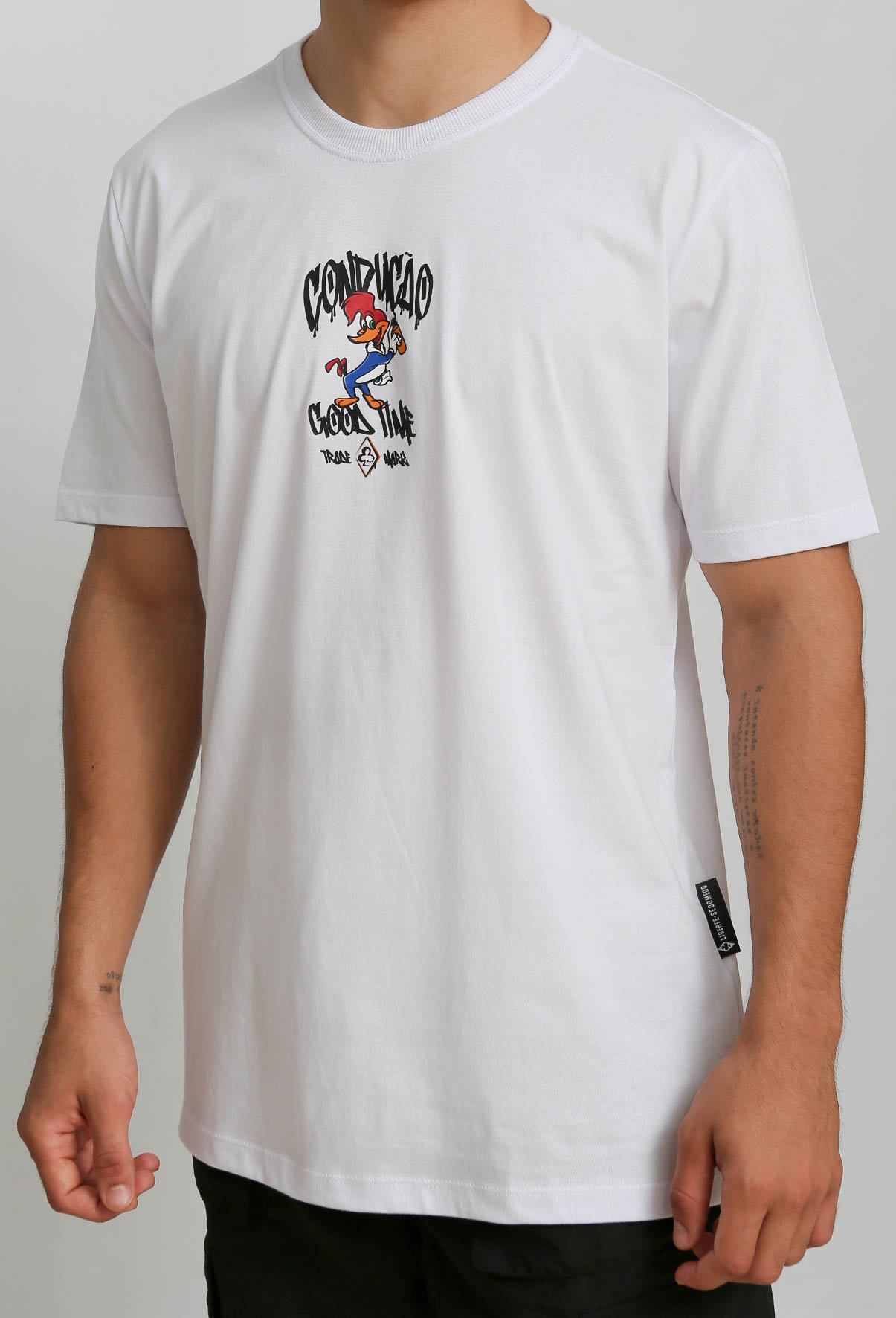 camiseta-branca-manga-curta-conducao-pica-pau-cdob35