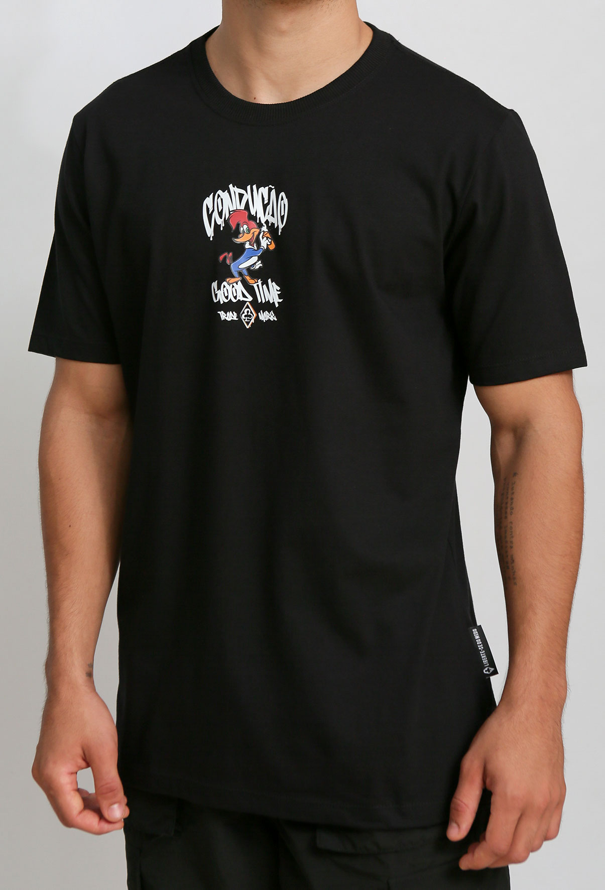 camiseta-preta-manga-curta-conducao-pica-pau-cdop35