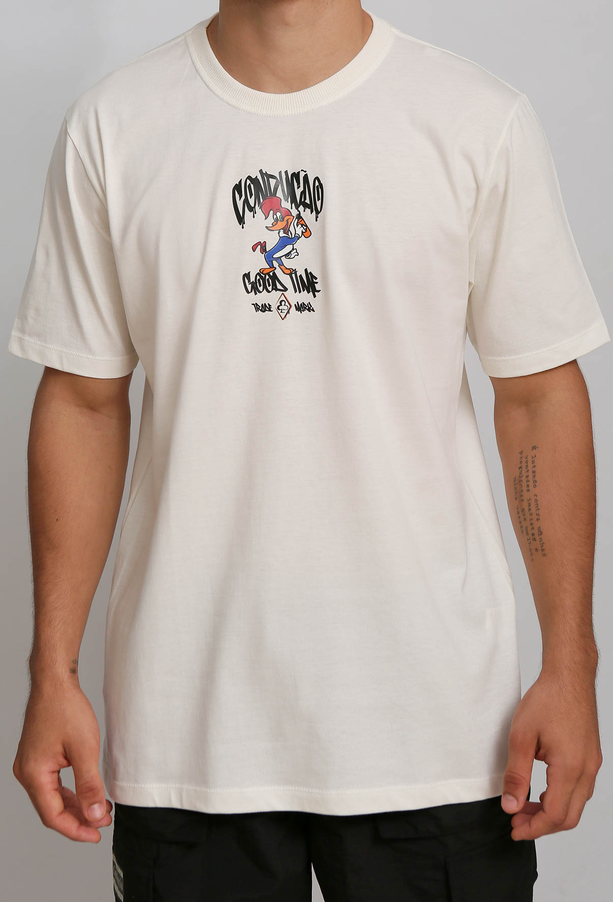 camiseta-off-manga-curta-conducao-pica-pau-cdoo35