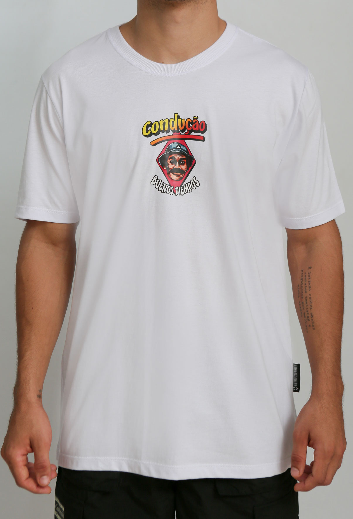 camiseta-branca-manga-curta-conducao-seu-madruga-cdob31